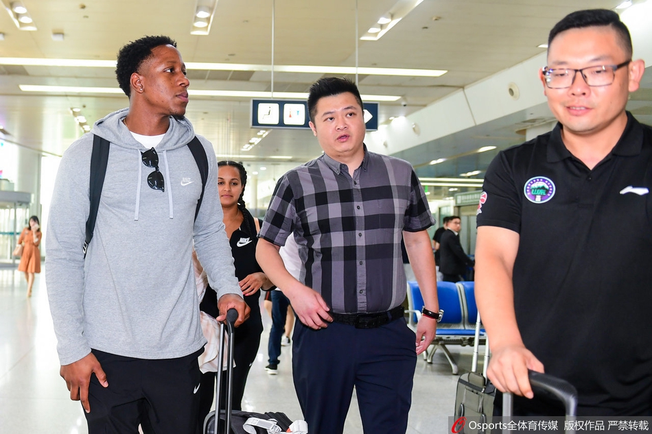 走出机场通道，卡南与女友并肩而行，两人步伐轻快，望向镜头露出轻松自然的笑容，开启了在济南的全新生活篇章。