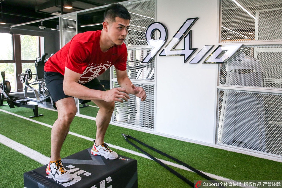 完成一组训练后，方硕在场边短暂调整呼吸，尽管汗水已浸透衣衫，但他的目光依旧沉静而笃定，仿佛在思索如何在新的战术体系中扮演好自己的角色。