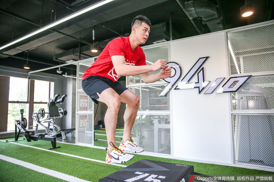 面对巨大的负重器械，方硕咬紧牙关，面部肌肉因发力而紧绷，额头渗出细密汗珠，淋漓尽致地展现了一名老将在休赛期挑战极限的艰辛与决心。