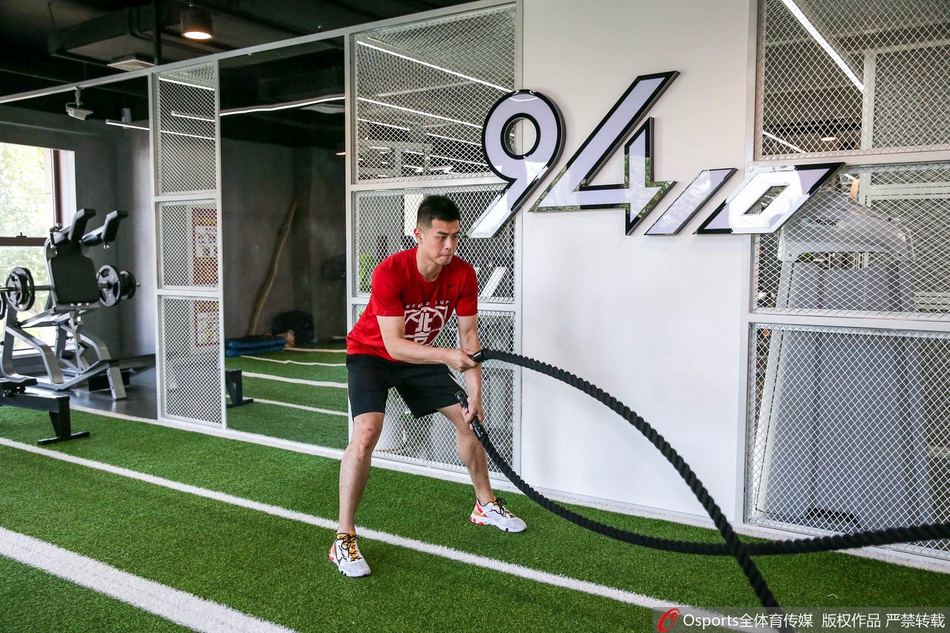 方硕身穿黑色训练服，双手稳稳抱住硕大的健身实心球，眼神坚毅地望向镜头，核心肌群线条分明，展现出极佳的身体控制力。