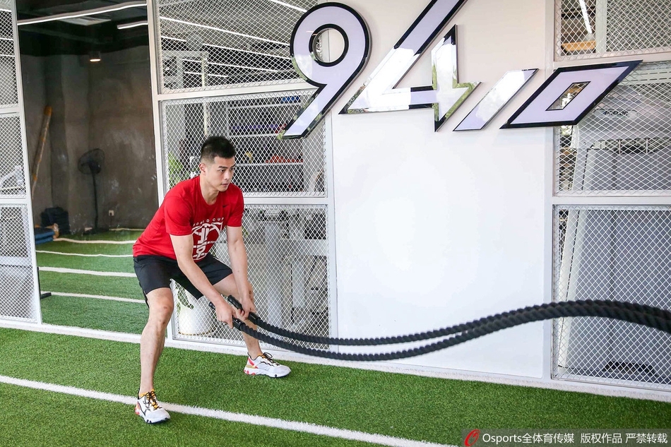 方硕利用龙门架进行核心力量的旋转训练，身体舒展，动作协调，肌肉线条在灯光下显得格外清晰，显示出休赛期系统训练的丰硕成果。