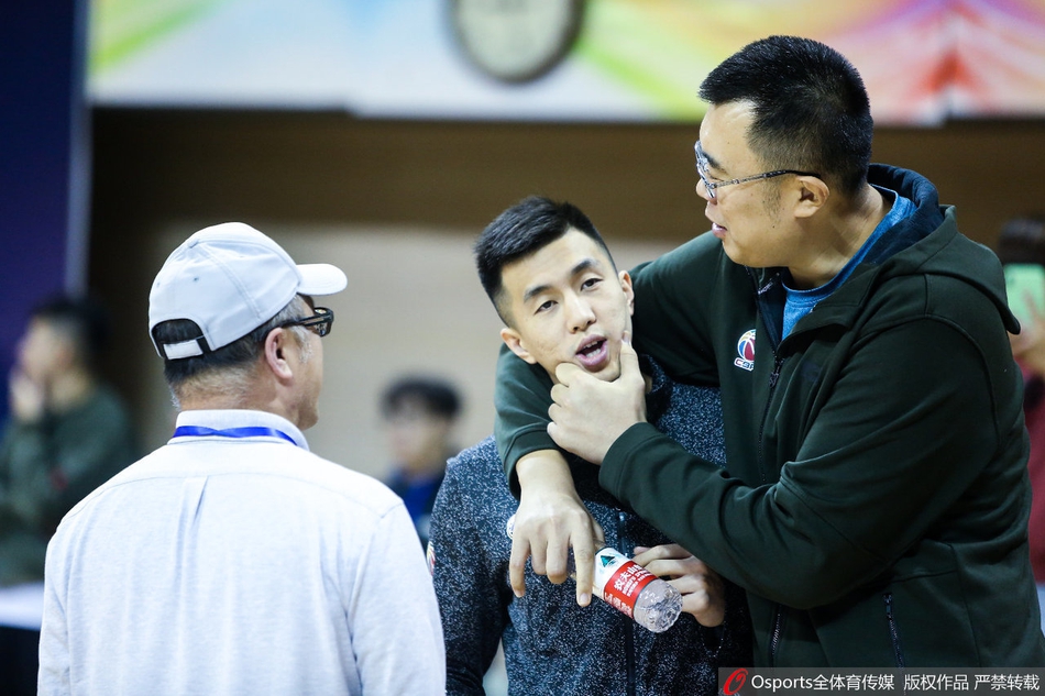 辽宁对阵四川 郭艾伦,韩德君观战亲密互动