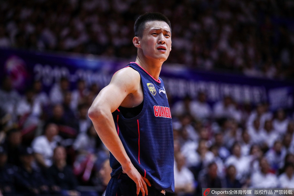 广东男篮官方发布的周鹏赛场英姿，他正持球突破对方防线，坚毅的眼神锁定篮筐，肌肉线条在激烈的对抗中清晰可见，展现着九冠王队长的霸气。