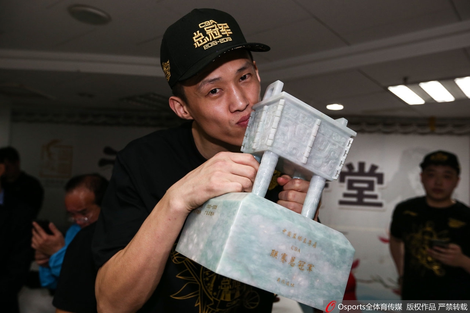 在广东男篮的夺冠庆典上，周鹏高举象征荣誉的冠军鼎，与队友易建联等人共同庆祝。漫天的金色纸屑飘落，他脸上洋溢着夺冠后的喜悦与释然。