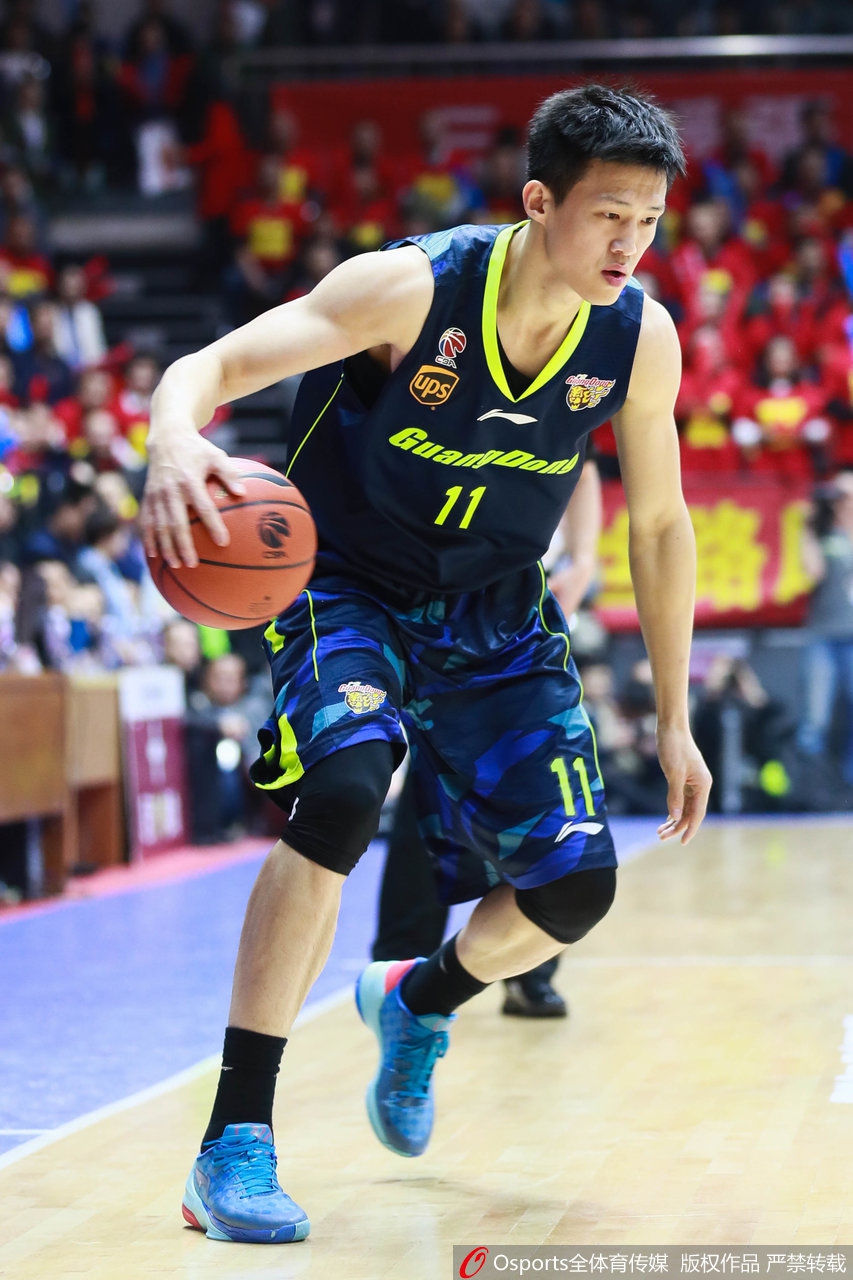 周鹏的左脚被打上了厚重的保护石膏，他坐在场边，神情专注地看着场上训练的队友，眼神中充满了对赛场的渴望和无法并肩作战的落寞。