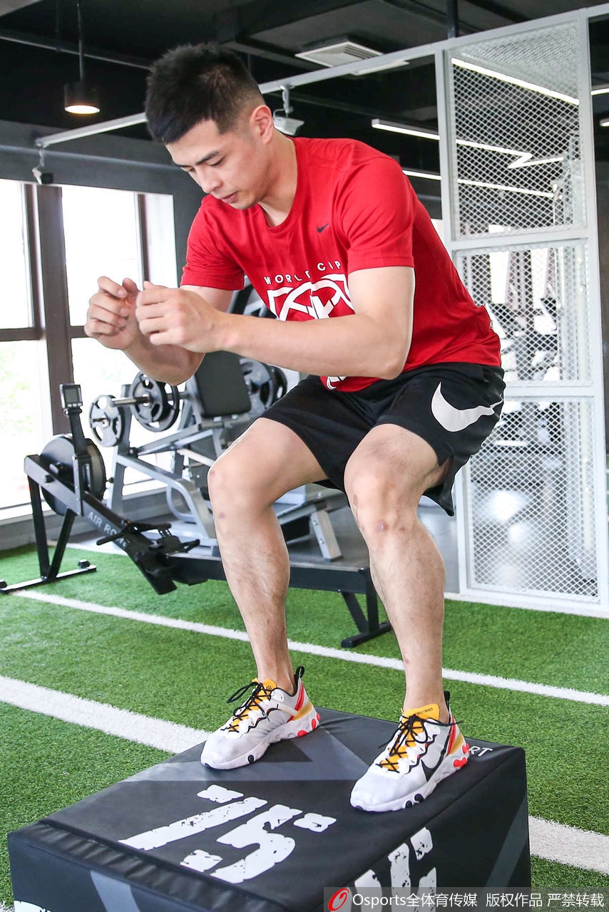 训练结束后，方硕面对镜头整理装备，神情轻松中带着坚毅，背景的健身器材仿佛是他亲密的战友，见证了他为又一个漫长赛季所付出的每一分努力。