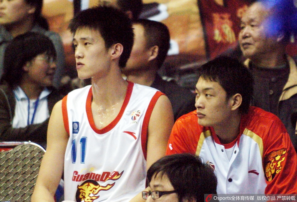 周鹏与妻子刘美以及一双儿女围在精致的生日蛋糕旁，四人一同低头吹灭蜡烛，蛋糕上特别定制的卡通一家人偶形象，映衬出这个铁汉家庭生活的柔情时刻。