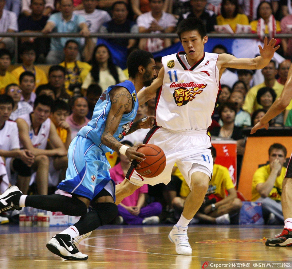 在中国男篮集训期间，周鹏在一次对抗训练中突然感到左脚剧痛，随即痛苦地坐倒在地。画面定格在他紧咬牙关、抚摸自己伤脚的瞬间，周围的队友和教练神情紧张地围拢过来。