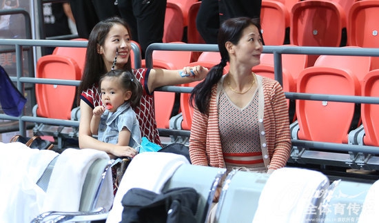 比赛间隙，孙桐林望向妻子和女儿所在的看台方向，眼神中满是柔情，这一刻他不仅是球队的内线支柱，更是家庭的守护神。