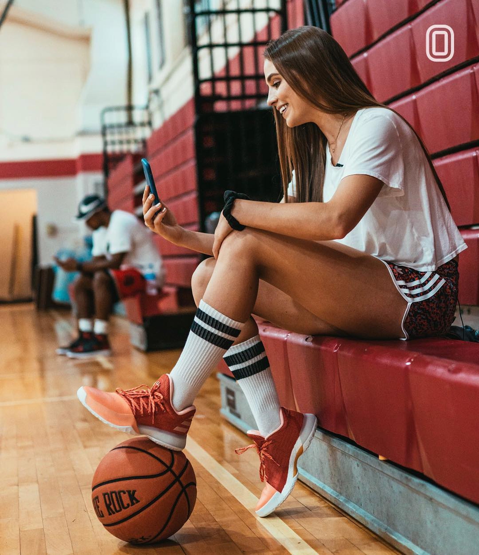 6 / 10 瑞秋-德米塔,是nba2k的女主播,她凭借精湛的球技和超高的阎档