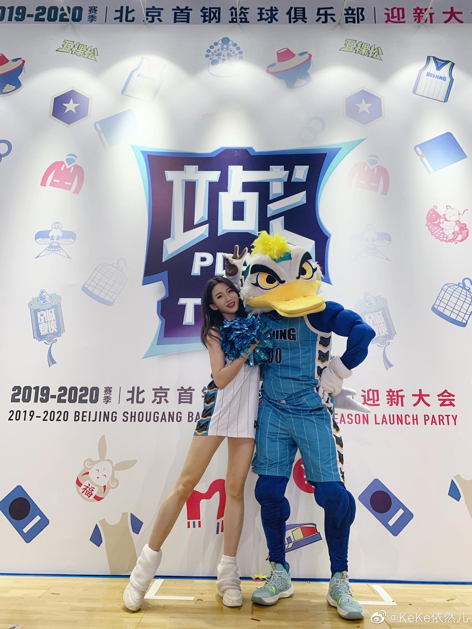 特写镜头下，队员的脸庞带着运动后的绯红，额前的碎发被汗水打湿。她手持助威花球，眼中闪烁着对赛场的渴望，这一刻的美丽无关妆容，而在于拼搏本身。