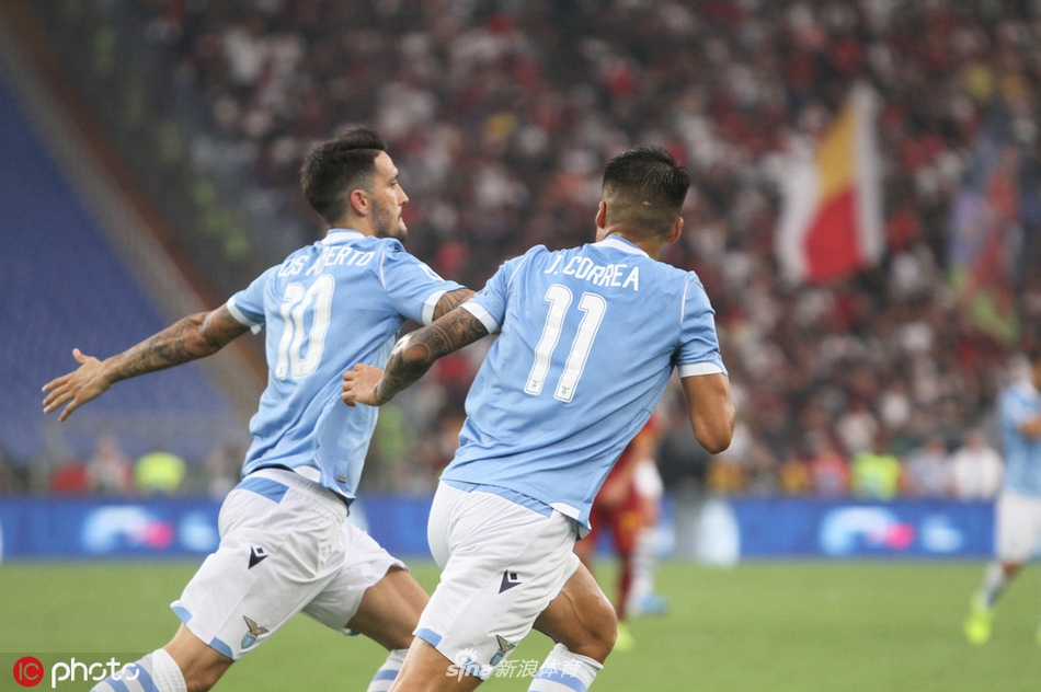 科拉罗夫面对旧主拉齐奥，眼神坚毅地罚入点球后，收敛起所有情绪，沉默地转身，只留给镜头一个充满故事与张力的背影。