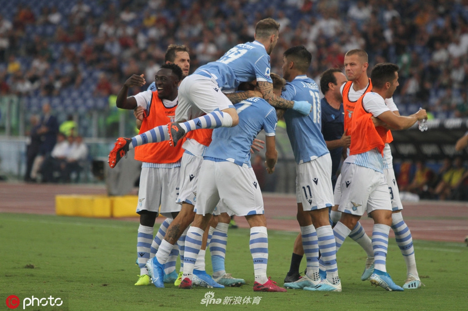 奥林匹克球场内，罗马与拉齐奥球员在漫天飞舞的纸屑与旗帜中列队，空气中弥漫着德比大战独有的肃杀之气。