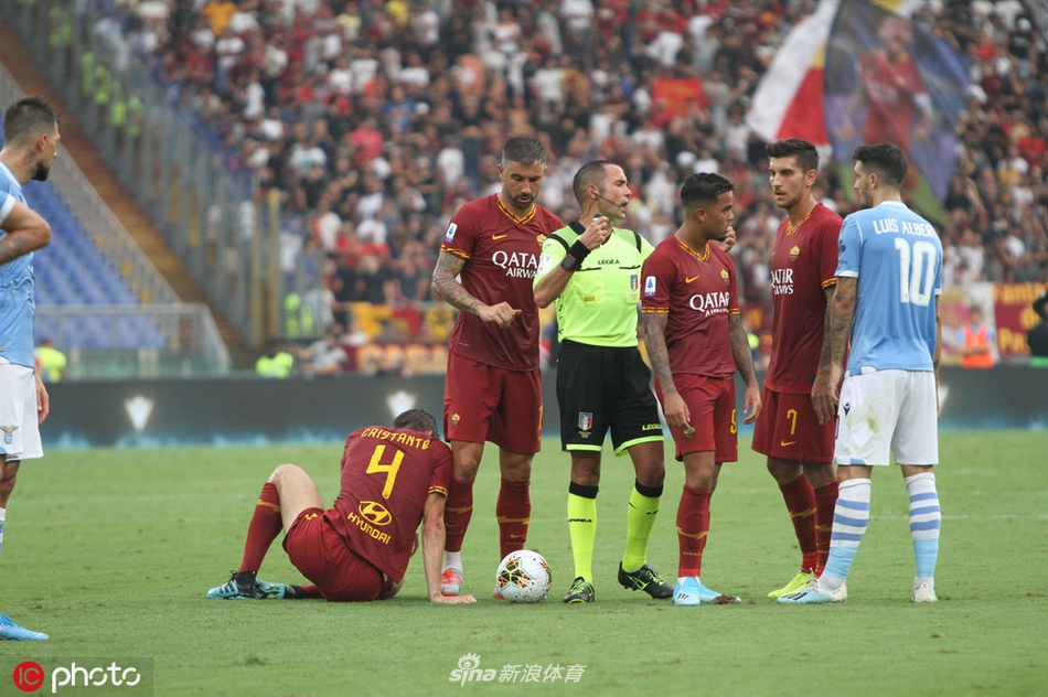 拉齐奥球员与罗马球员在终场哨响后缠斗在一起，双方的脸庞因激烈拼抢而扭曲，完美定格了这场德比大战的剑拔弩张。