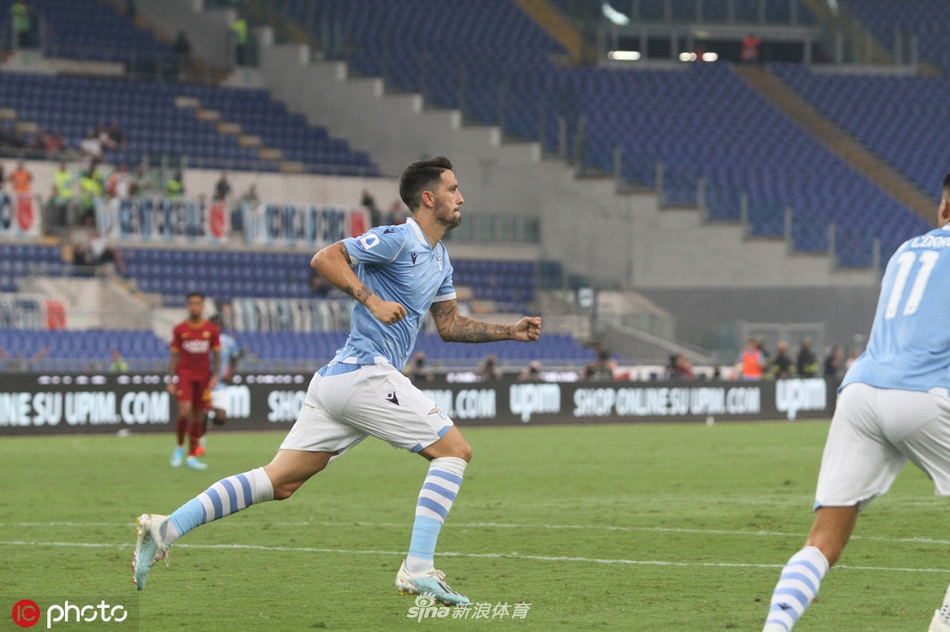 拉齐奥后卫路易斯·费利佩受伤倒地，接受队医治疗，队友们关切地围在身旁，这揪心的一幕映衬出德比战背后不为人知的惨烈与付出。