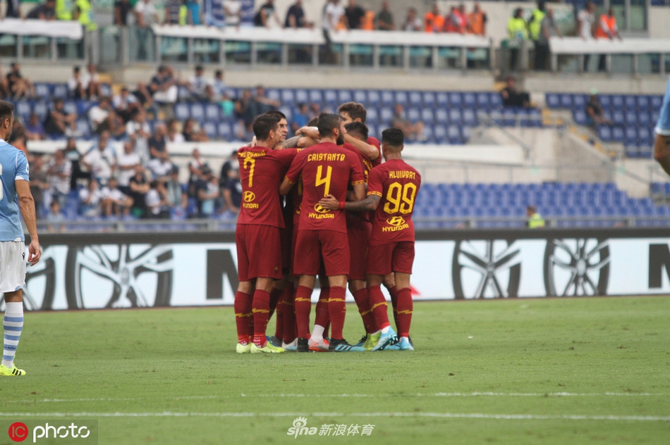 年轻的罗马中场扎尼奥洛掩面叹息，他面前的球门立柱仿佛带着嘲讽的微笑，无情地将他的两次精彩射门拒之门外。