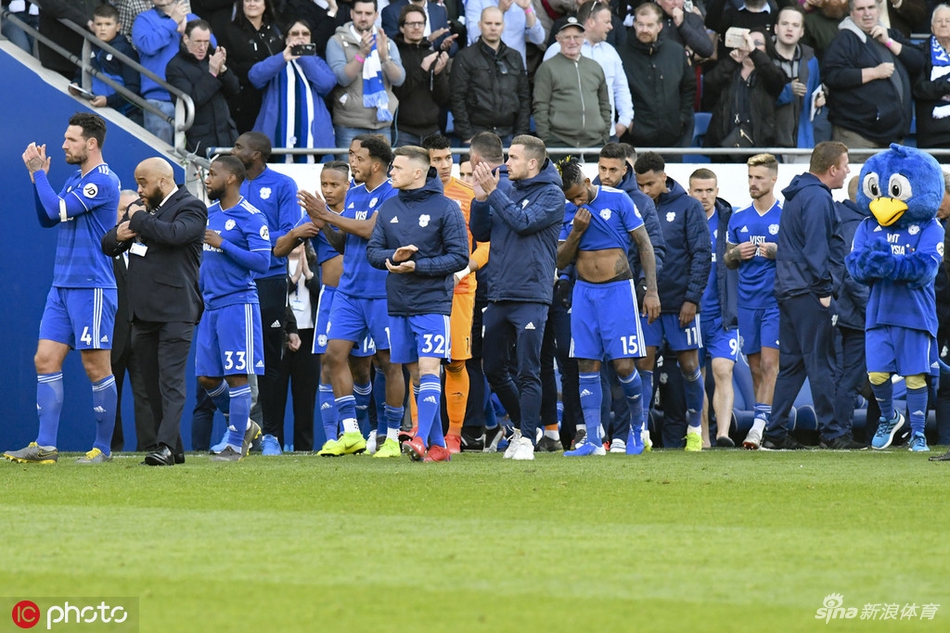 水晶宫球员扎哈在边路带球突破，防守他的卡迪夫城球员只能奋力拉扯他的球衣，场面紧张激烈。