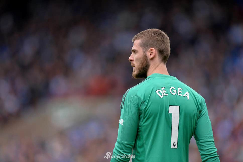 身披马竞战袍的菲利克斯，眼神坚定地望向远方，仿佛正从前辈们的辉煌中汲取力量与灵感。