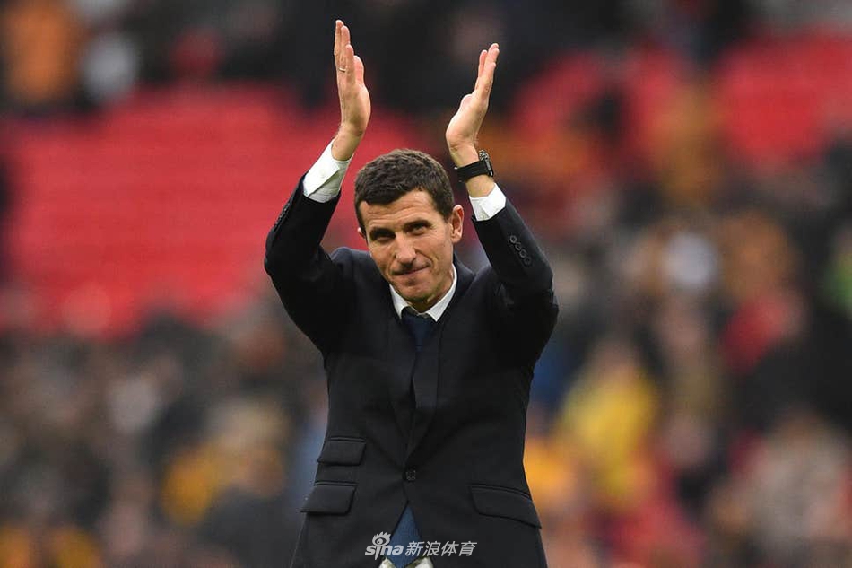 比赛结束的哨声响起，一位教练落寞地站在场边，背影写满了不甘与倔强