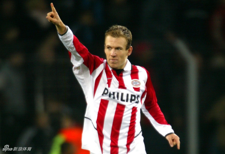 罗本与里贝里并肩站在中圈弧附近，两人同时咧嘴大笑，光头的罗本侧头看向法国人，头顶的灯光将他们的影子拉长交织在一起，仿佛在诉说这十年并肩作战的默契与情谊。