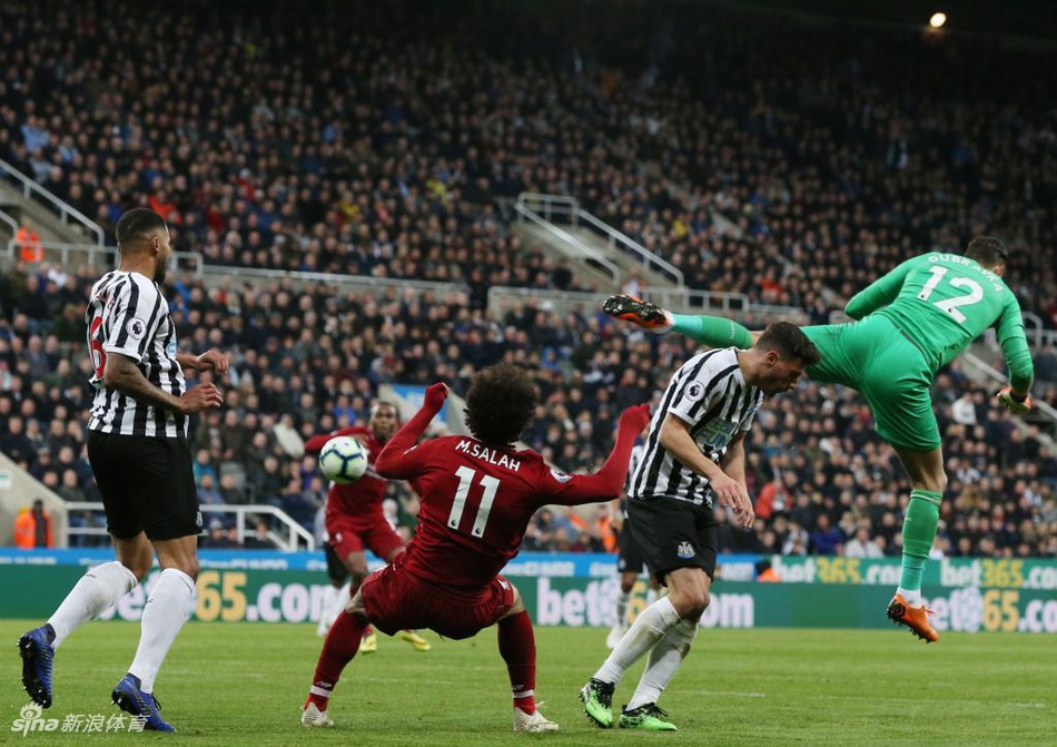 利物浦队长亨德森等队友围绕在担架旁，关切地注视着被抬离场的萨拉赫