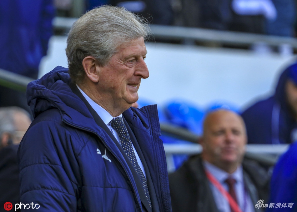 卡迪夫城队长在赛后带领全队向随队远征的球迷谢场，球员们表情凝重，看台上的球迷用围巾和掌声回应，场面感人。