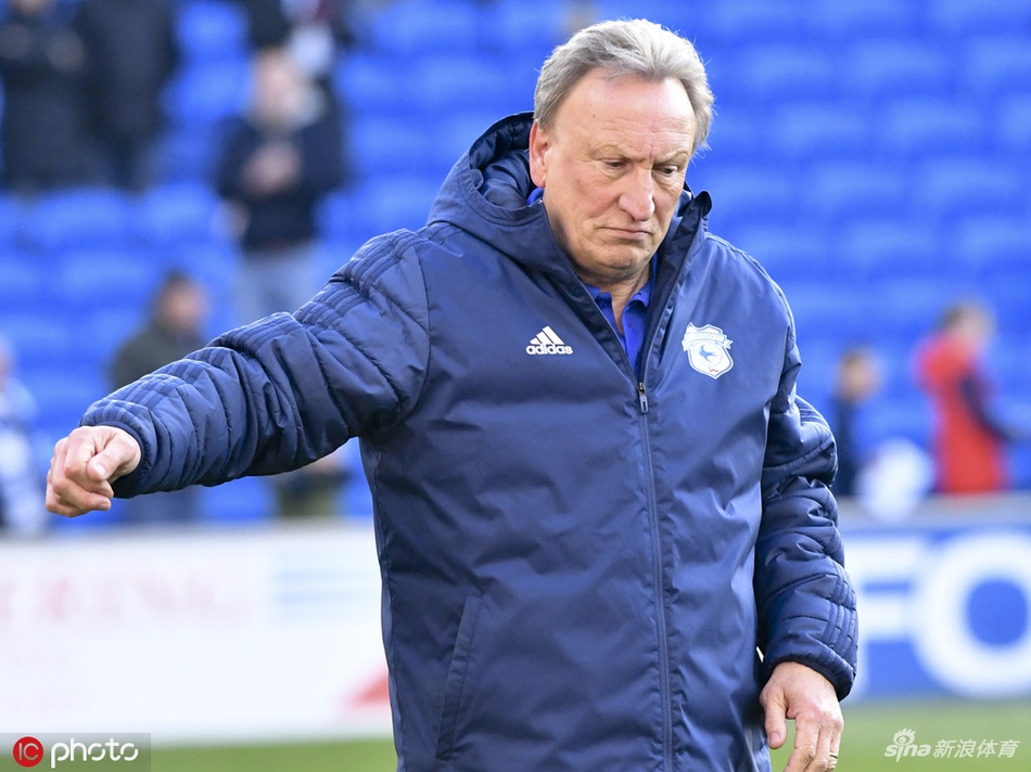 水晶宫主帅霍奇森在场边振臂欢呼，与助理教练拥抱庆祝胜利，而背景中卡迪夫城的主帅沃诺克则显得无比落寞。