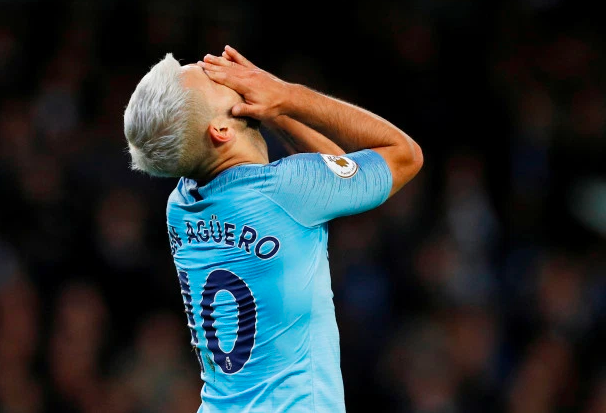 瓜迪奥拉在场边指挥若定，但欧战禁令的利剑高悬，让这位战术大师的未来打上了问号，他的去留成为危机中最大的悬念之一。