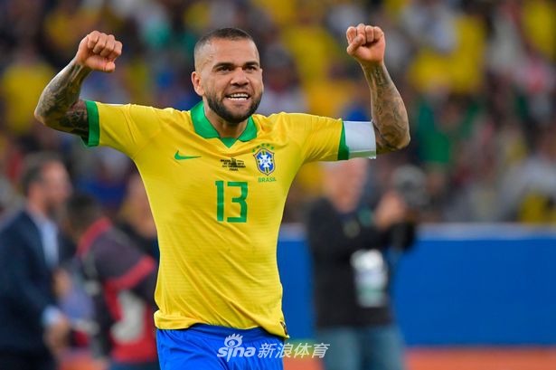 足球精灵罗纳尔迪尼奥面带标志性微笑，双脚在球上舞蹈，仿佛在向世界展示足球最纯粹的魅力与快乐。