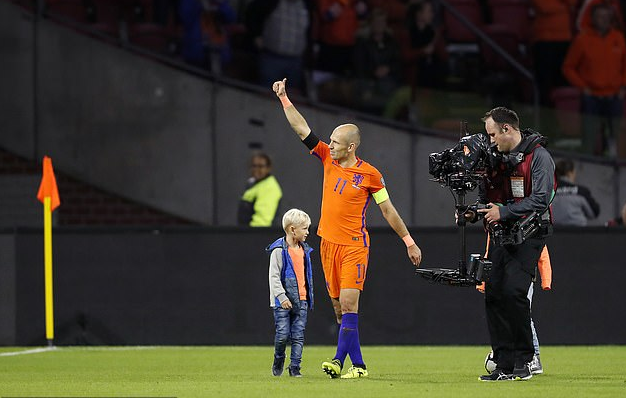 战术板解析罗本右路内切路线，从边线启动横向带球至禁区弧顶左脚发炮。