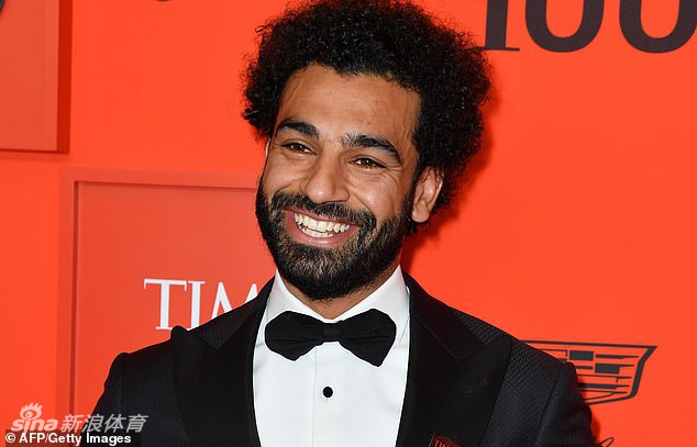 典礼结束后，萨拉赫离开会场的背影。他手持纪念品，脚步轻松地走在铺着红毯的走廊上，两侧是模糊的灯光与人影。这个背影没有赛场上的紧绷与速度，却充满了释然与坚定，仿佛在告诉世界，这只是他传奇之路上的又一个起点，前方还有更广阔的天地等待他去征服。