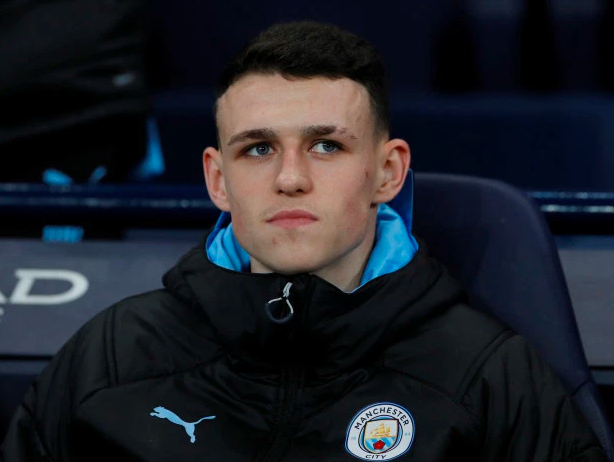 曼城俱乐部标志性的蓝色队徽，在风波中屹立不倒，象征着俱乐部在这次与欧足联的角力中，最终捍卫了自己的尊严与未来。