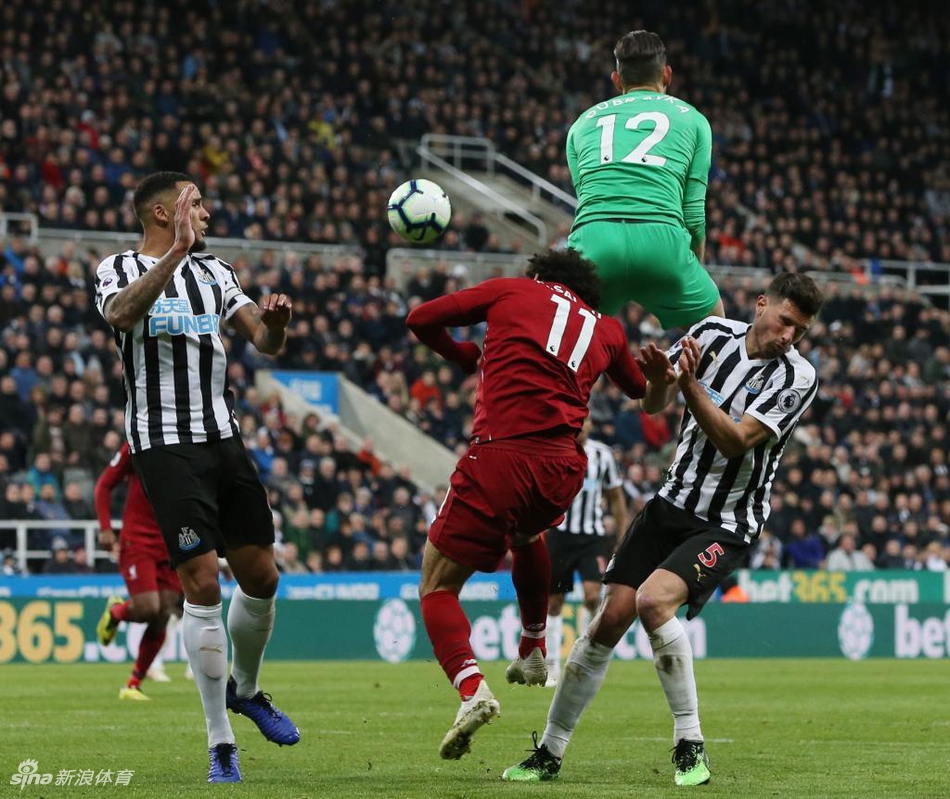 萨拉赫被固定在担架上抬出场外，场边的利物浦球迷纷纷起立，面露担忧之色