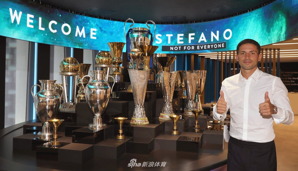 森西与国米吉祥物互动，笑容灿烂眼神坚定，在轻松氛围中展现大将风范