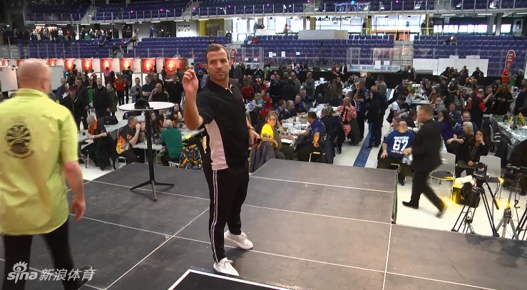 范德法特的飞镖精准扎入红心，仿佛当年他在禁区弧顶那脚标志性的弧线球破门