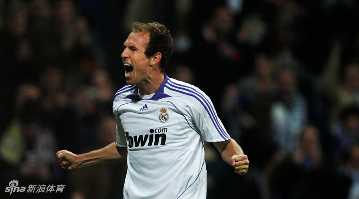 罗本在禁区内抢点头球，尽管身高不占优势，但他凭借出色的弹跳力甩头攻门，光头上沾着草屑，表情因发力而略显狰狞，门将扑救不及，足球直挂网窝，这是他为七百场献上的最好礼物。