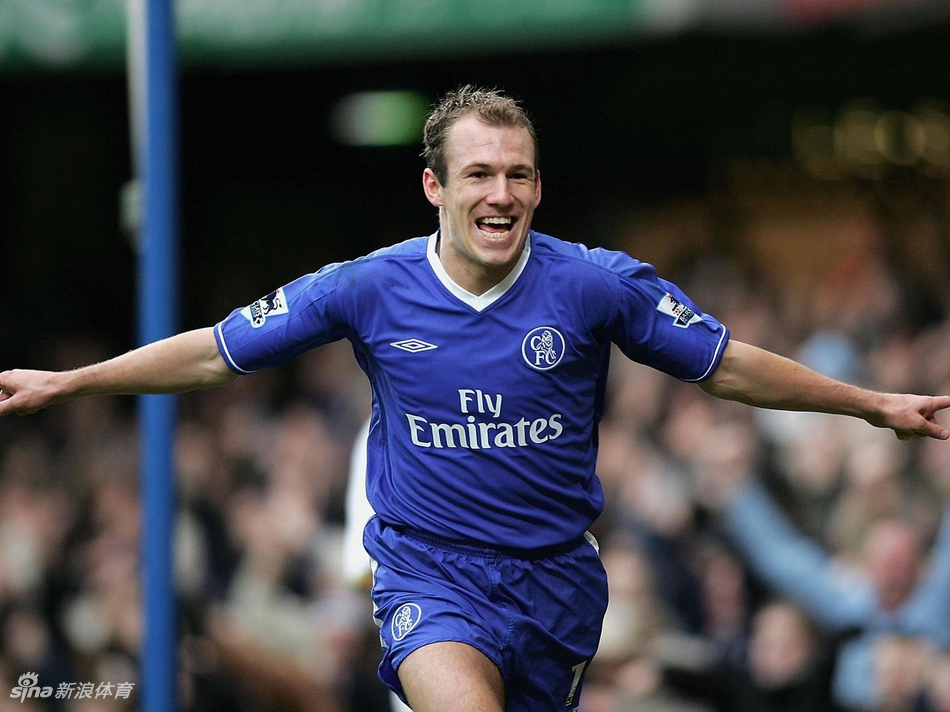 罗本赛后绕场致谢，标志性光头在灯光下闪闪发亮，他双手合十向看台鞠躬，七百场里程碑的横幅在看台上随风飘扬，眼角的细纹里藏着十九年职业生涯的风霜与荣耀。