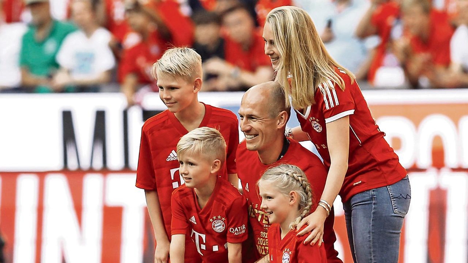 罗本手捧《体育图片》主编特别奖，面带标志性笑容，背后是大屏幕播放他的职业生涯精彩瞬间。