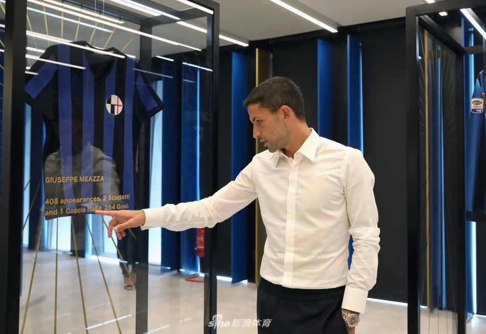 森西在国米文化墙前驻足，光影勾勒出他坚毅的侧脸轮廓，新赛季战袍格外醒目