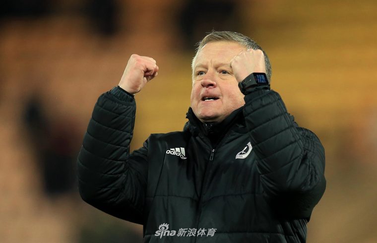 看台上的球迷表情严峻，他们挥舞着围巾，对球队现状流露出不满与期待