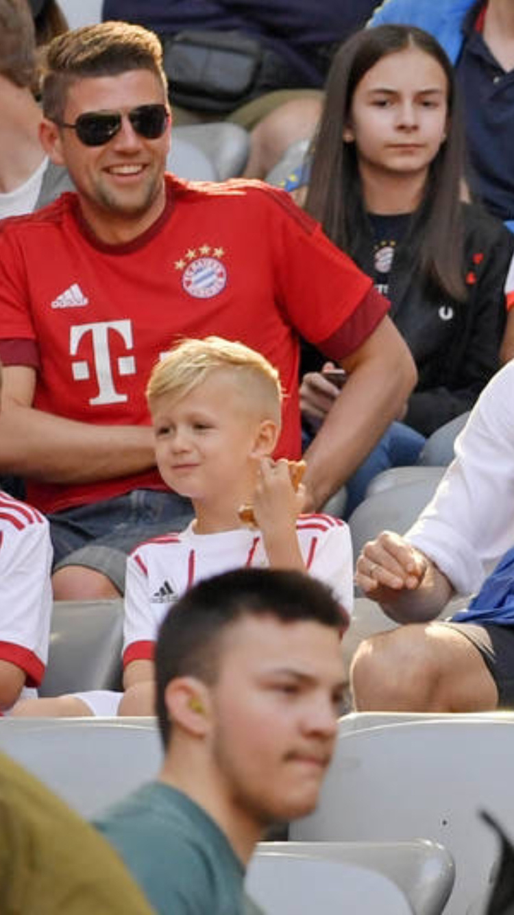 罗本西装革履出席《体育图片》颁奖典礼，手持特别奖证书，意气风发。