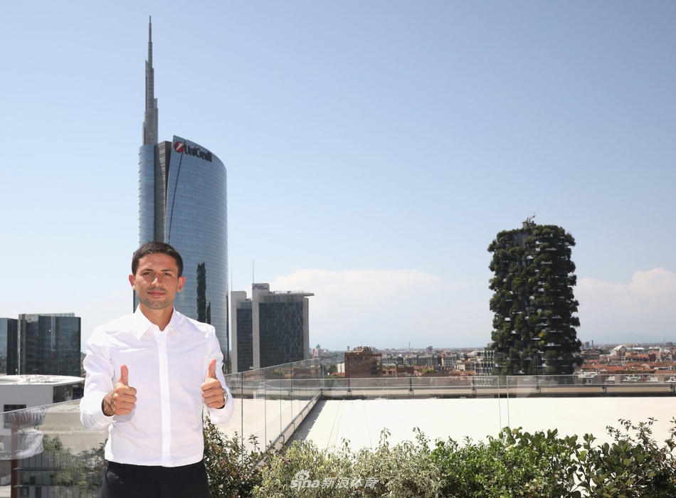 森西驻足凝视荣誉墙，指尖轻触陈列柜，仿佛在丈量自己与传奇之间的距离