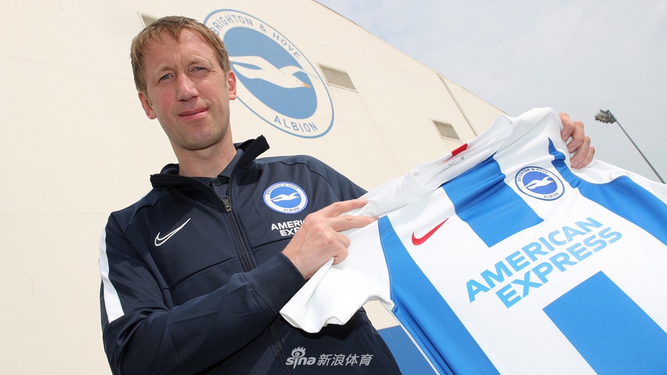 一位英超主帅在场边激情指挥，肢体语言充满了对胜利的渴望与焦灼