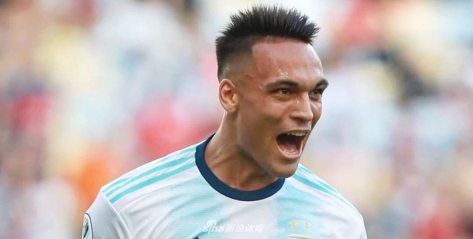 巴西新星埃弗顿高举双臂忘情庆祝，这座沉甸甸的美洲杯冠军与金靴殊荣，是对他灵光闪现的最佳褒奖。