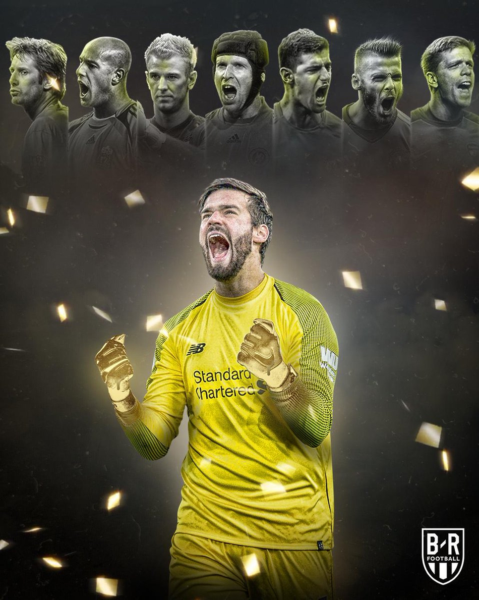 利物浦球员和球迷在看台上一起谢场，范戴克脸上带着微笑，但眼神中透露出一丝遗憾，背景是