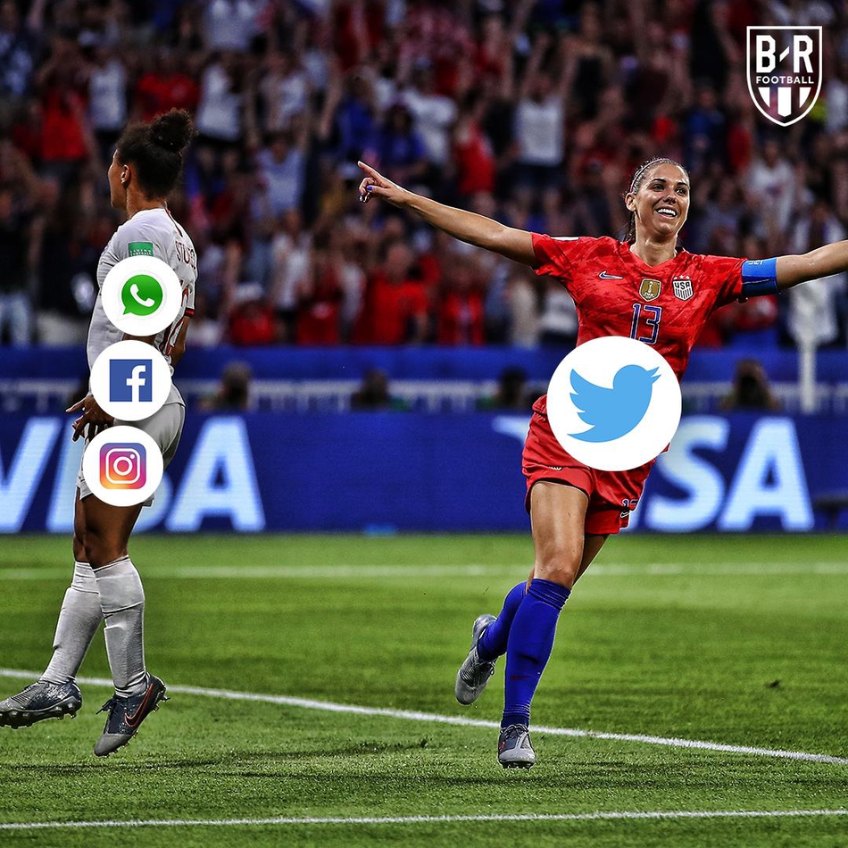 一位用户对着手机露出难以置信的表情，手机屏幕上赫然显示着AI自动生成的图片标签，似乎在对这突如其来的“机器视角”感到既惊讶又好笑。