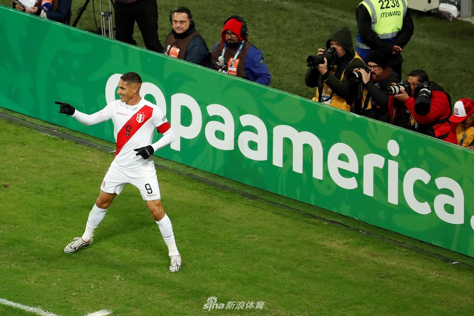 巴西悍将埃弗顿与队友们相拥庆祝，他的进球不仅让球队距离冠军更近一步，也让个人荣誉的曙光近在眼前。