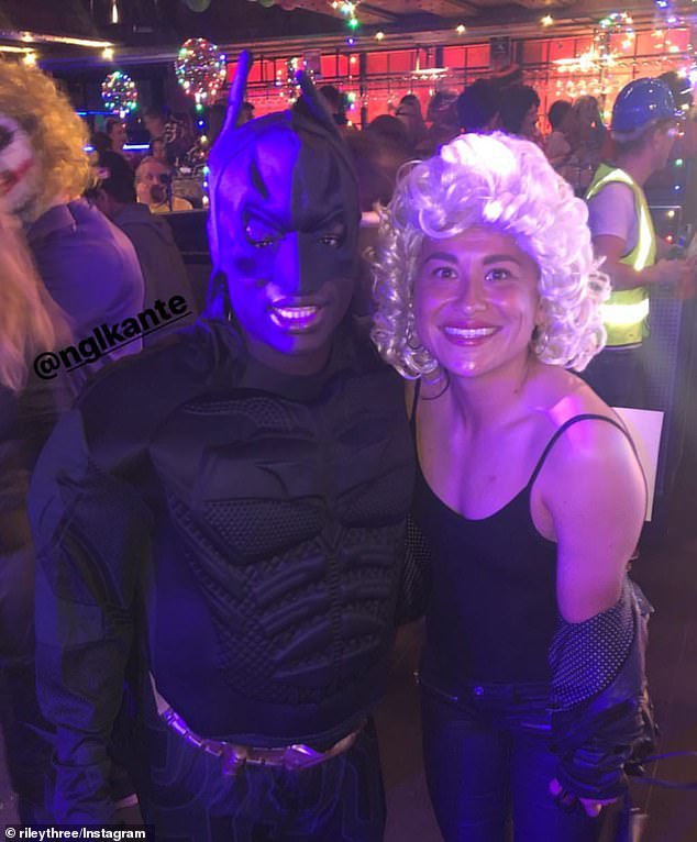 派对一角，摆放着精致的生日蛋糕和各种假面道具，散落的面具和未喝完的香槟杯，诉说着前一晚派对的尽兴与热闹，留给人无限遐想。