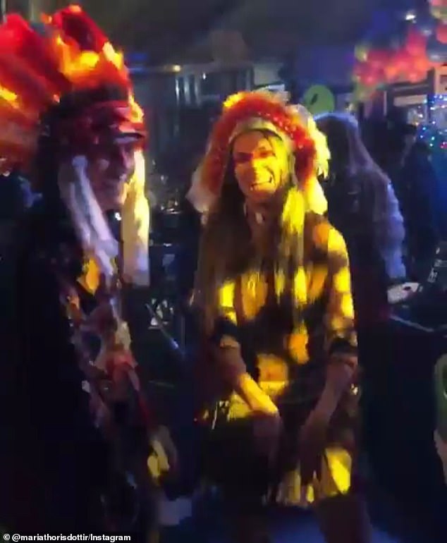 镜头捕捉到派对上的欢乐瞬间，一位戴着小丑面具的宾客正手舞足蹈，而背景中几位切尔西球员则笑作一团，完全沉浸在派对的魔幻氛围里。