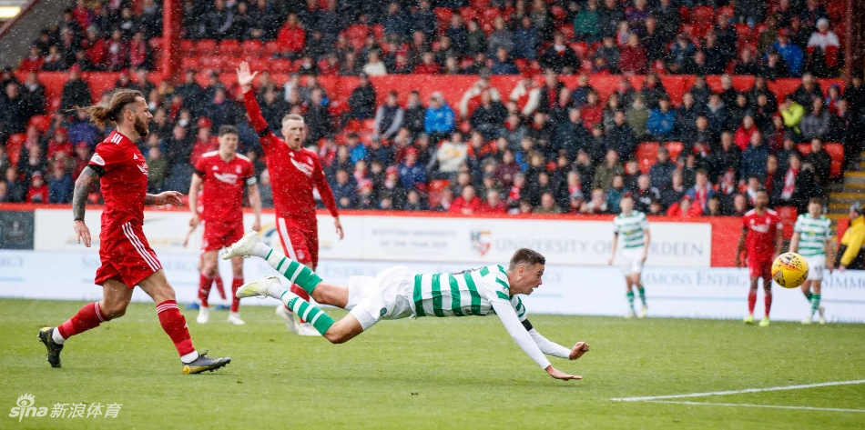 凯尔特人球员们紧紧相拥，队长高高举起全新的苏超冠军奖杯，金色的纸屑在空中漫天飞舞，映衬着看台上球迷们无比激动的面庞，整个球场沉浸在一片绿白相间的欢乐海洋中。